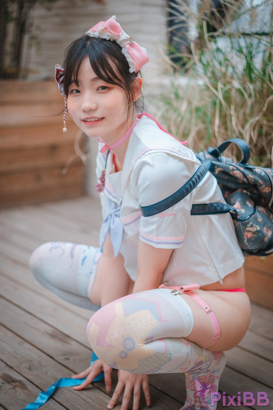 DJAWA Photo Mimmi Mochilero en Violeta Backpacker Girl PixiBB.COM 040