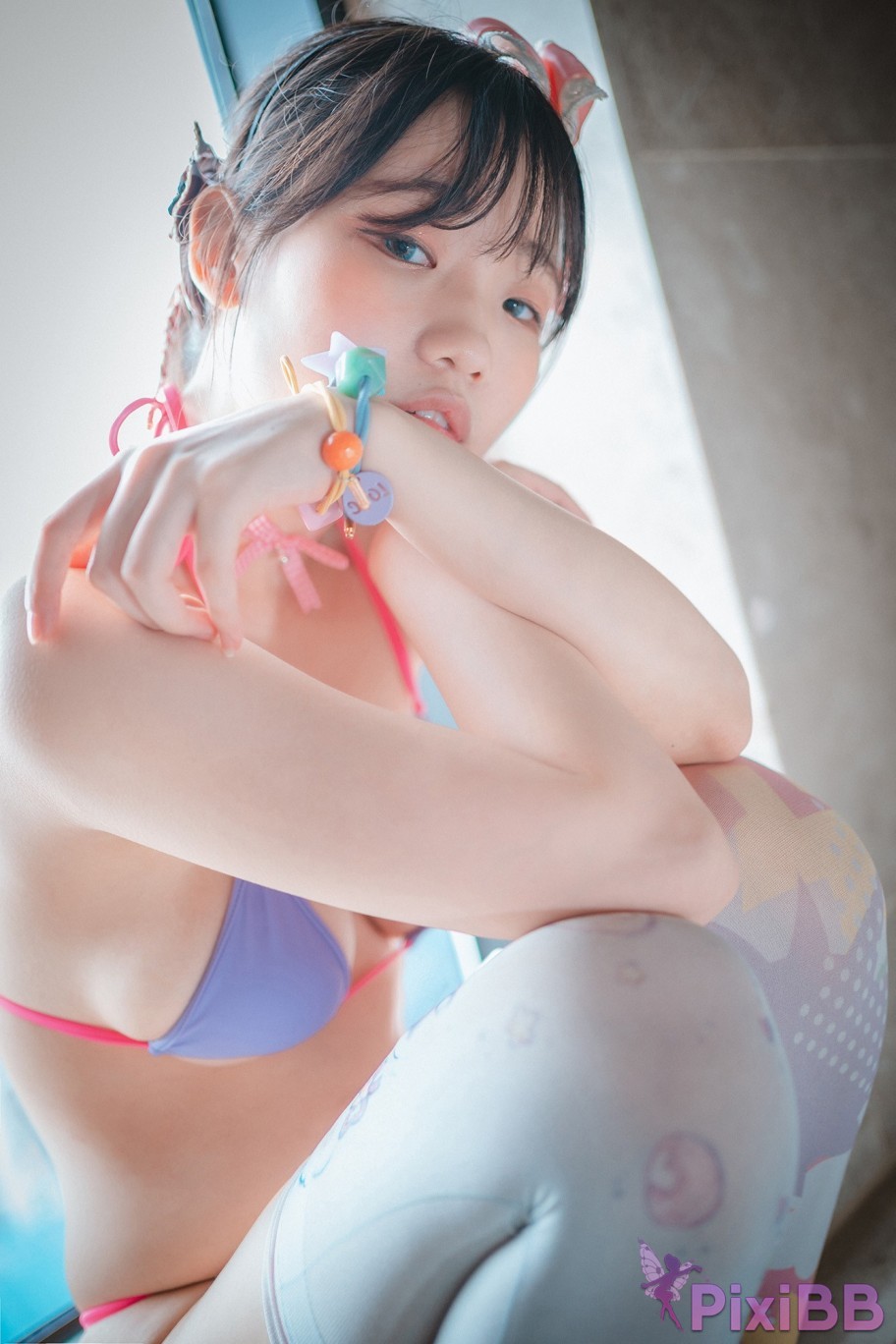 DJAWA Photo Mimmi Mochilero en Violeta Backpacker Girl PixiBB.COM 051