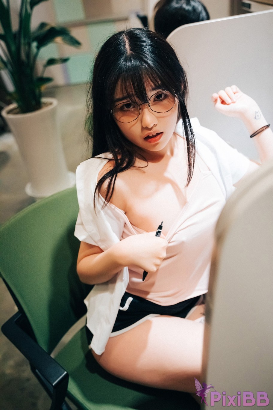 Loozy Sonson Reading Room PixiBB.COM 012