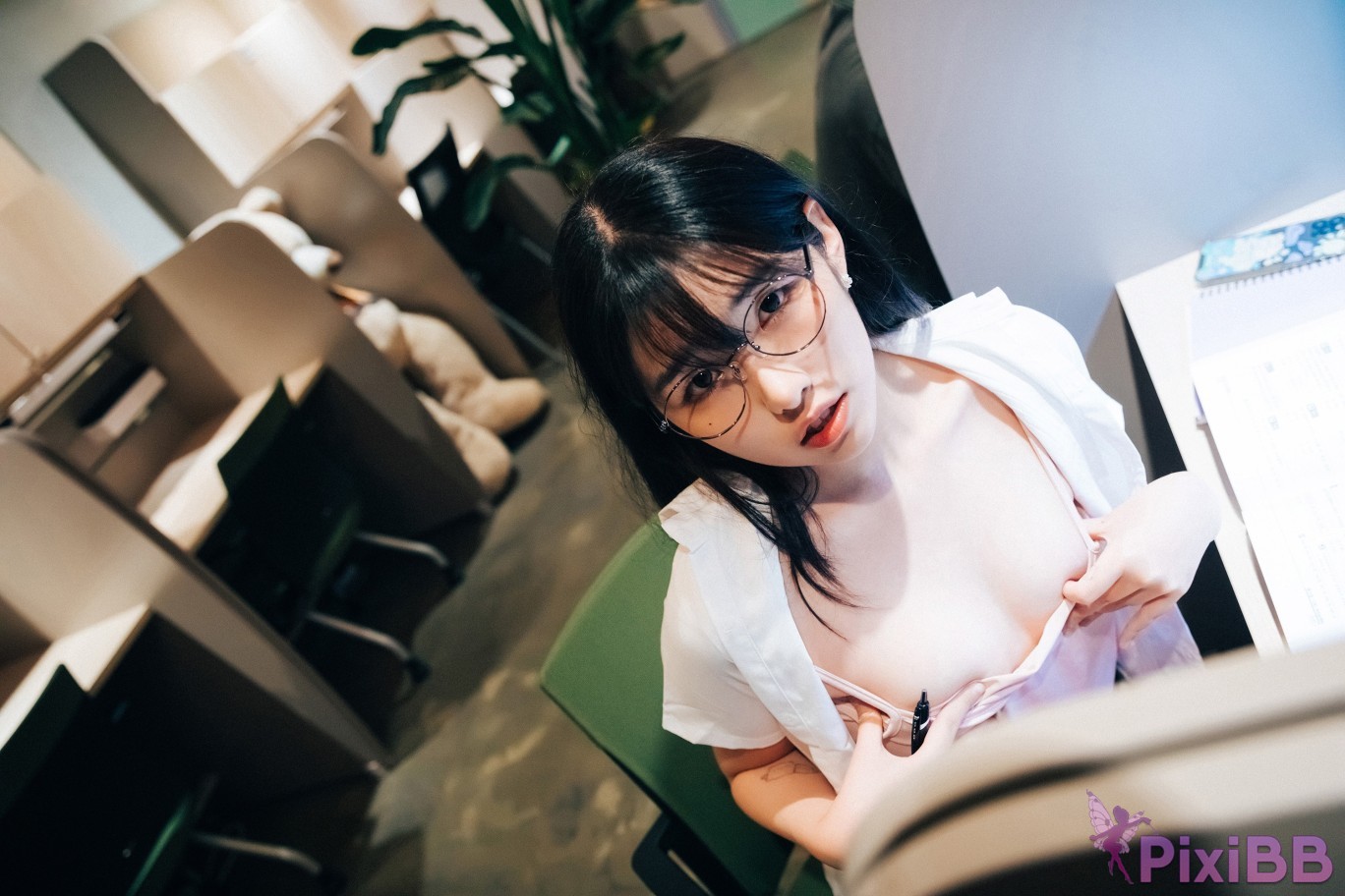 Loozy Sonson Reading Room PixiBB.COM 016