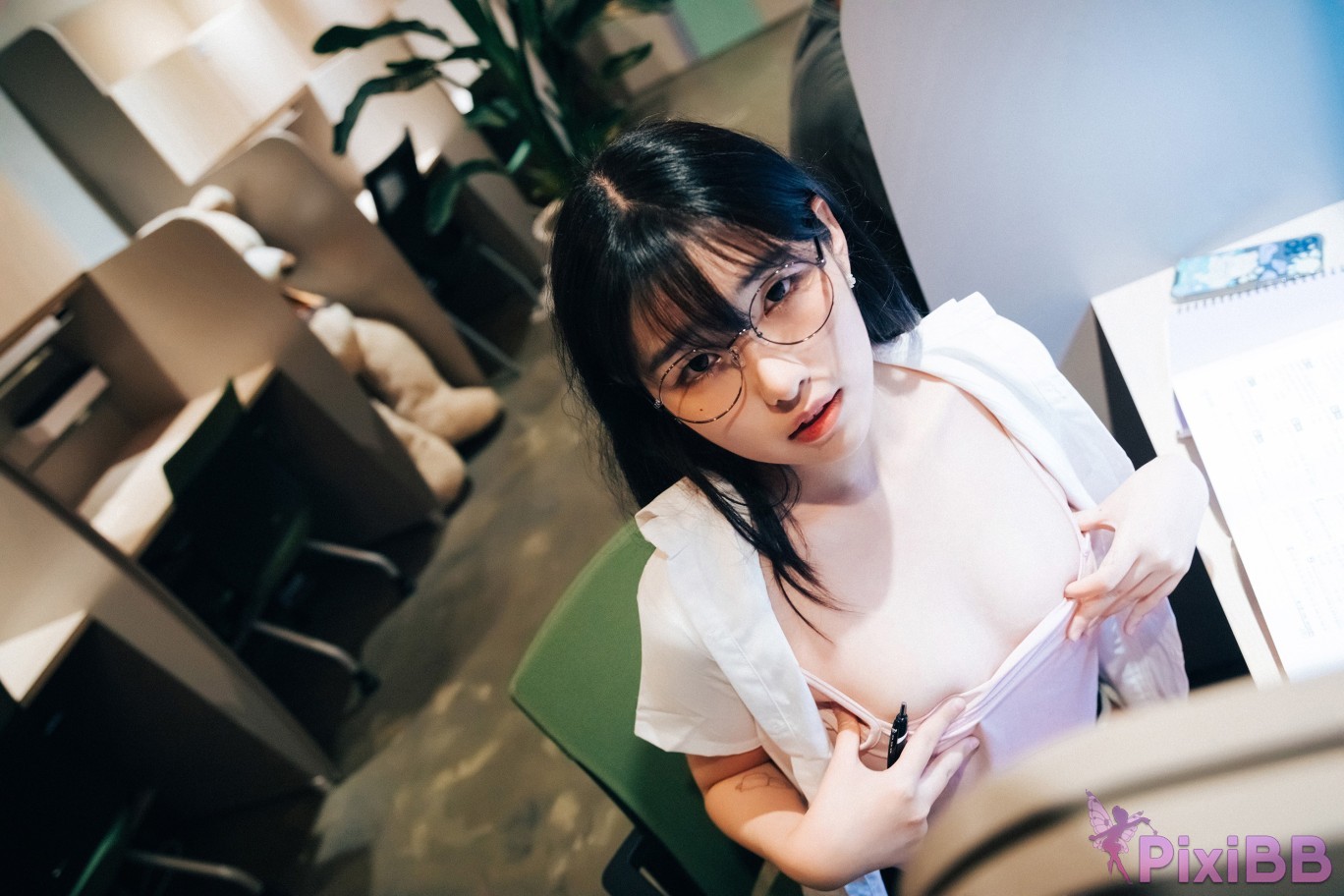 Loozy Sonson Reading Room PixiBB.COM 017