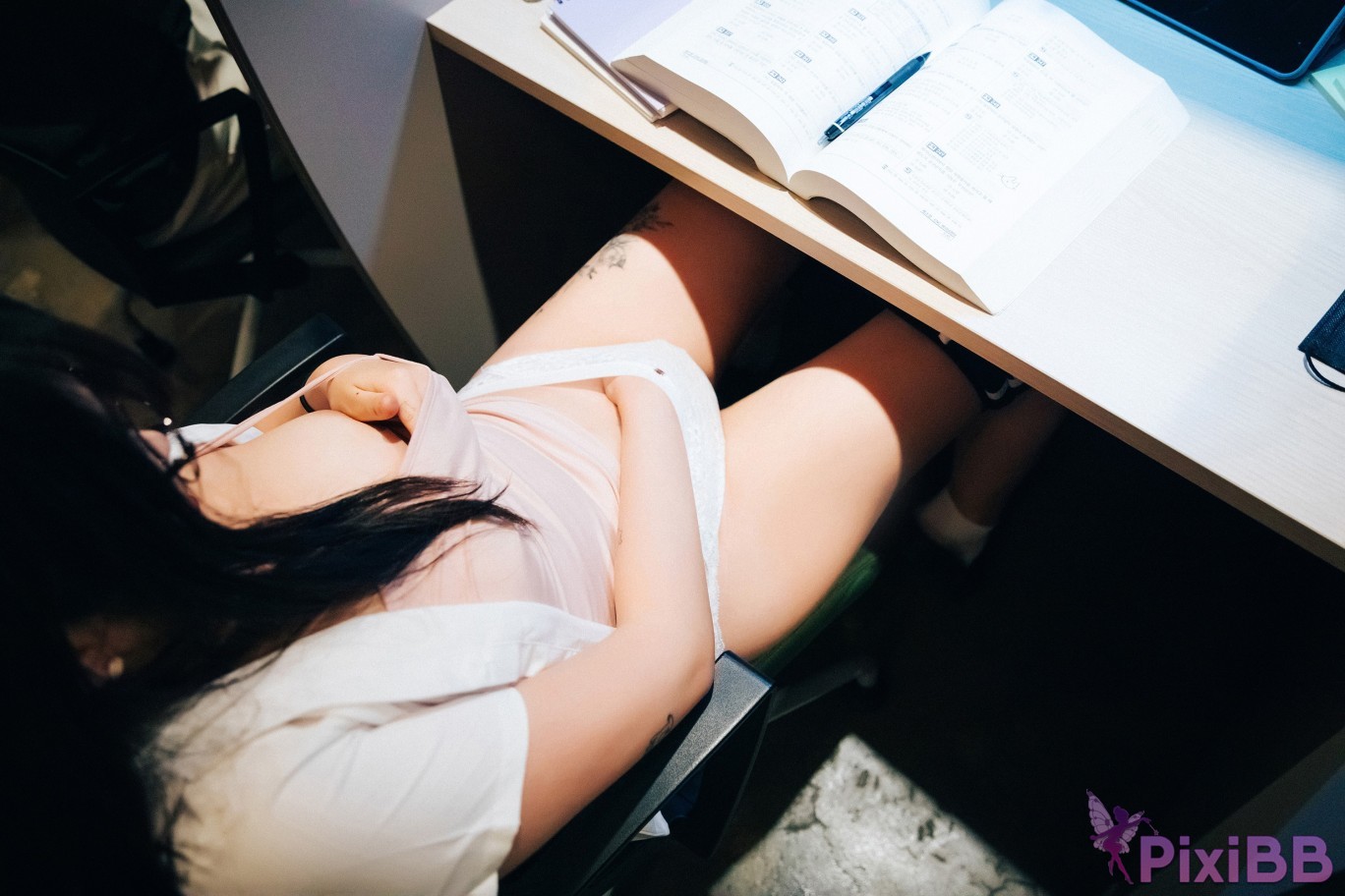 Loozy Sonson Reading Room PixiBB.COM 046