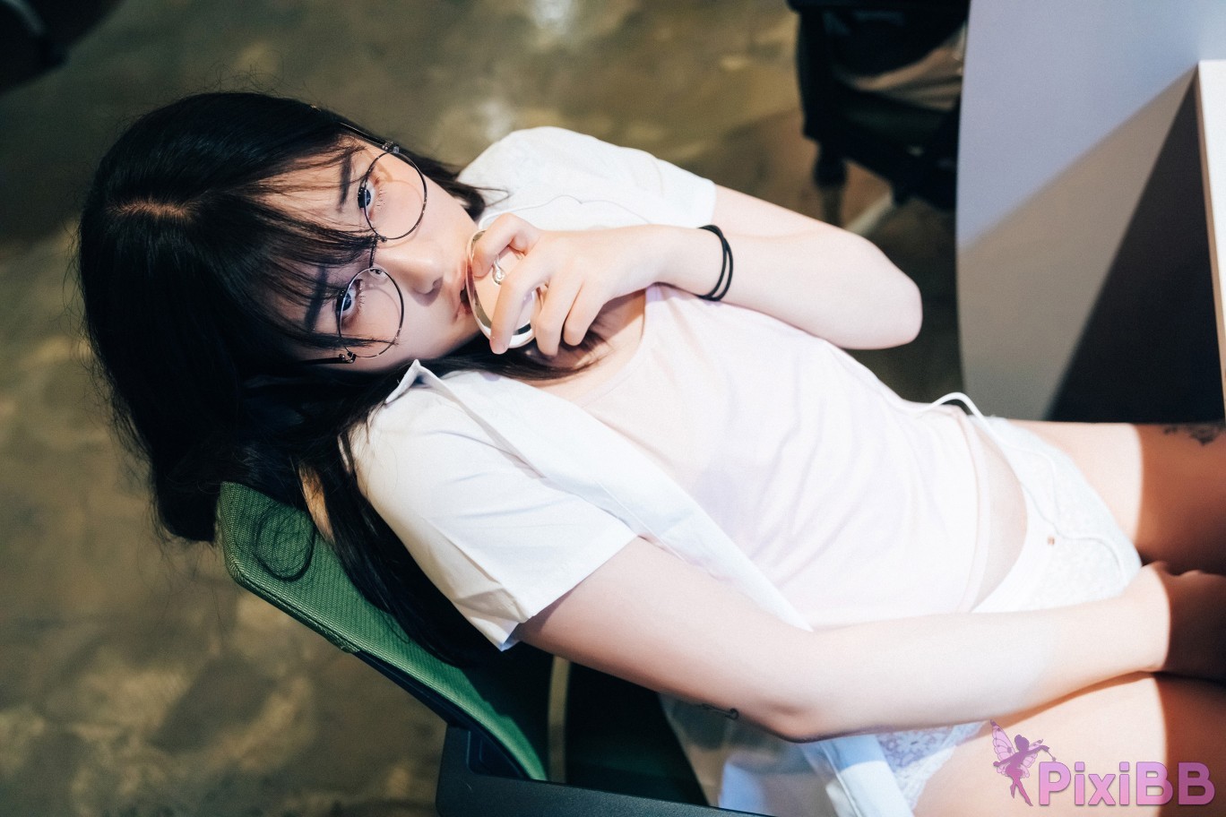 Loozy Sonson Reading Room PixiBB.COM 052