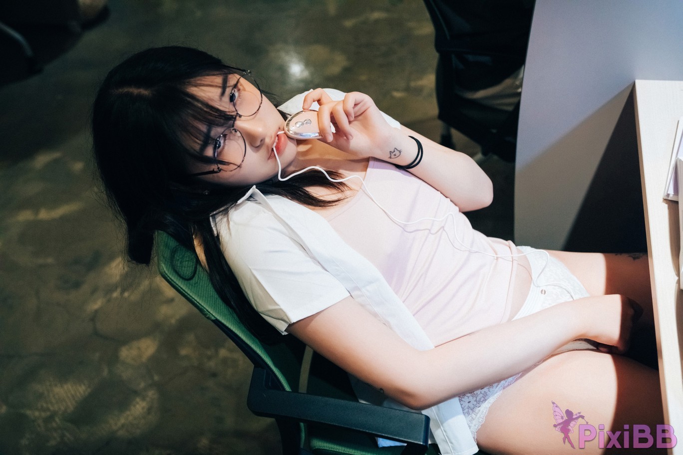 Loozy Sonson Reading Room PixiBB.COM 053