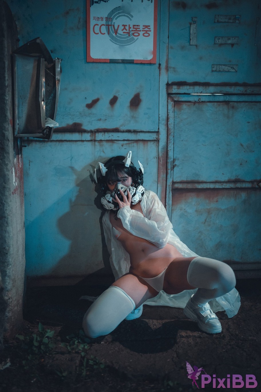 DJAWA Photo Sonson Vagabundo de la Noche Masked girl in raincoat PixiBB.COM 001