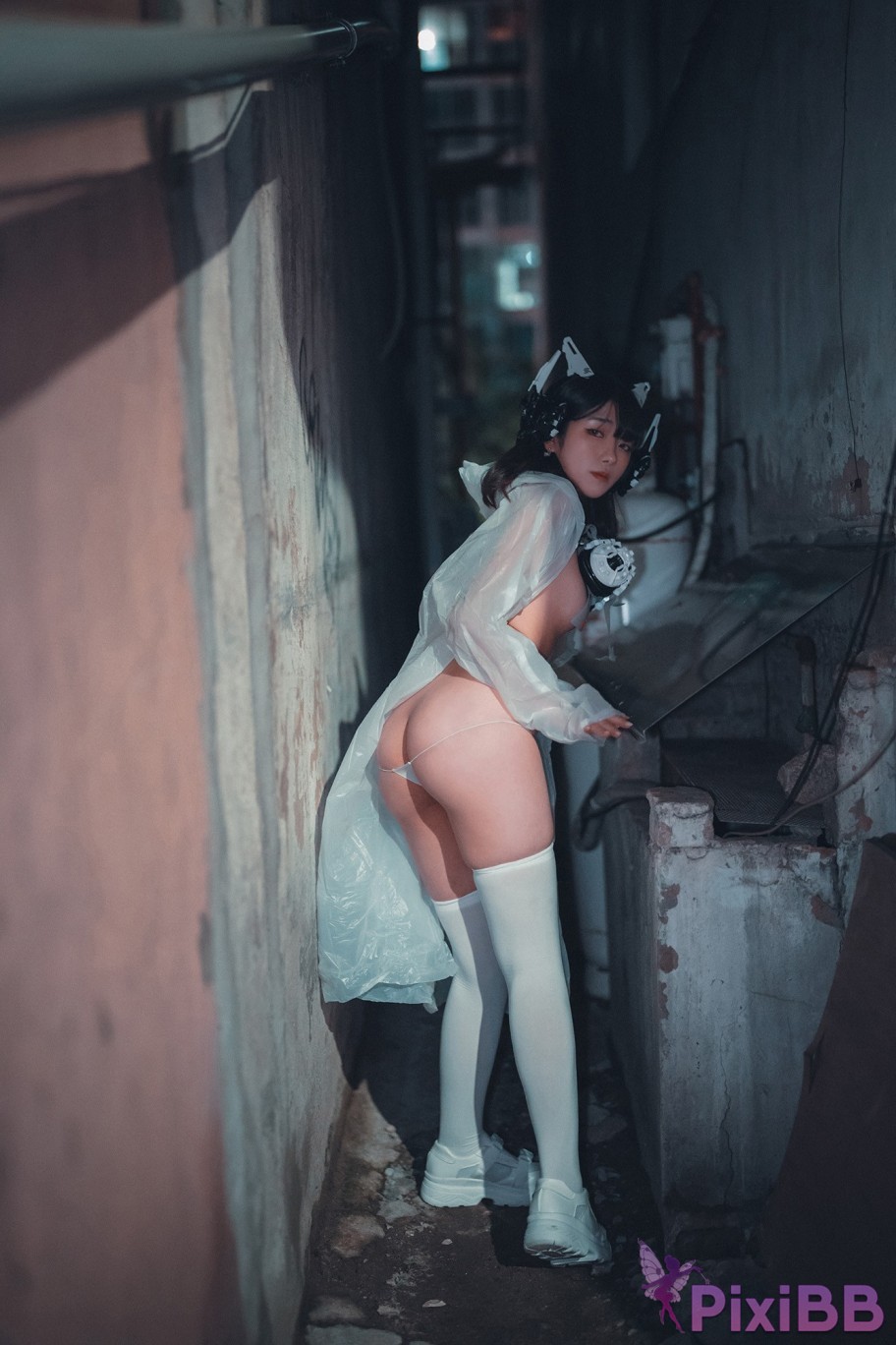 DJAWA Photo Sonson Vagabundo de la Noche Masked girl in raincoat PixiBB.COM 058