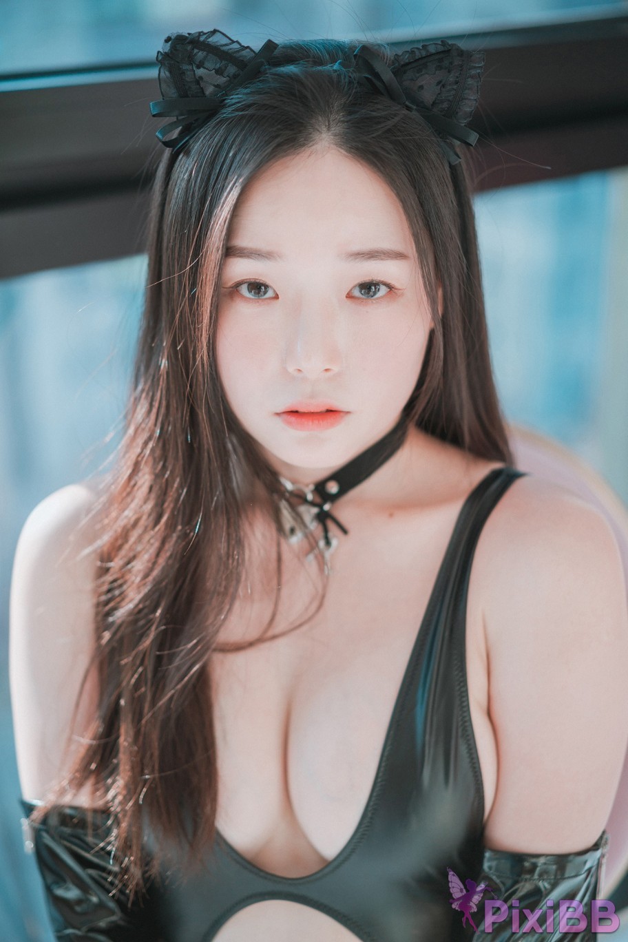 DJAWA Photo Pia Black Cat and Gold Python PixiBB.COM 043