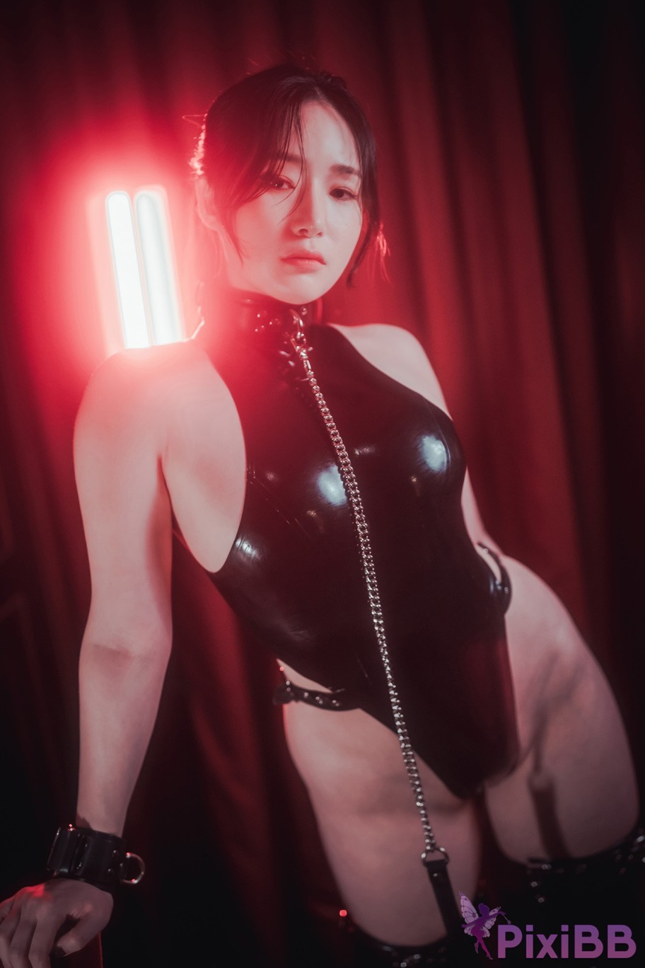 DJAWA Photo Pia Cling to Latex PixiBB.COM 011