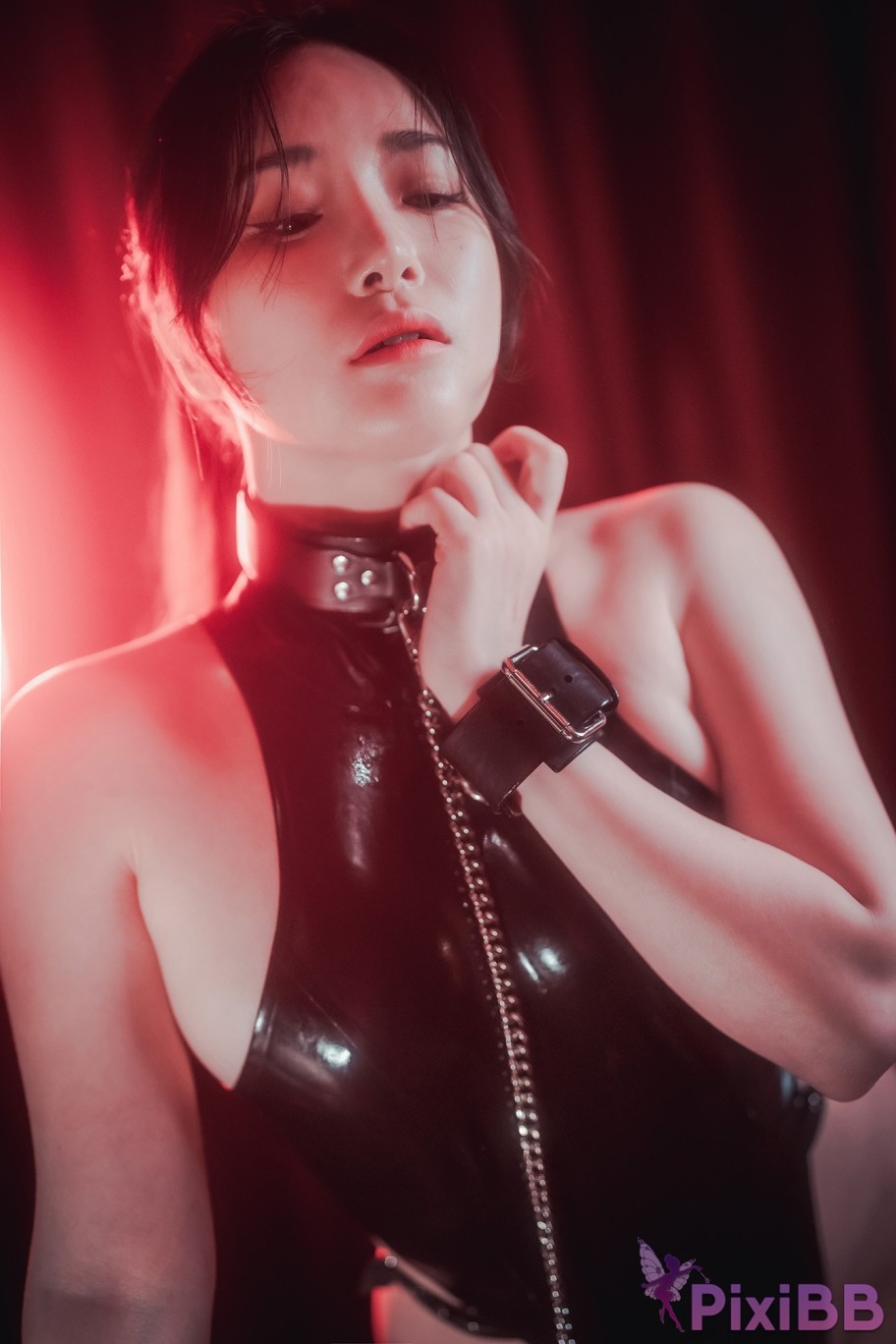 DJAWA Photo Pia Cling to Latex PixiBB.COM 012