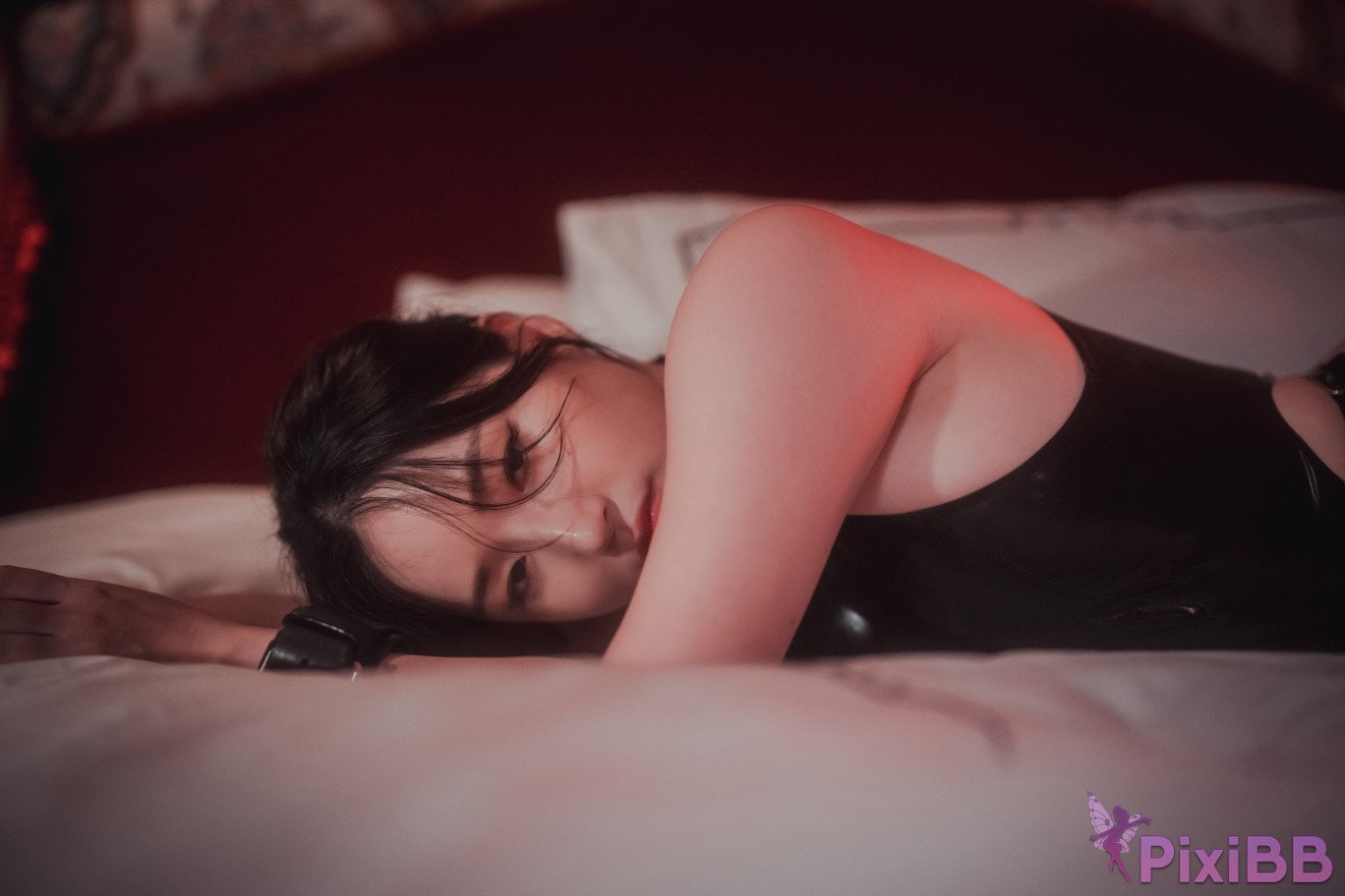 DJAWA Photo Pia Cling to Latex PixiBB.COM 079