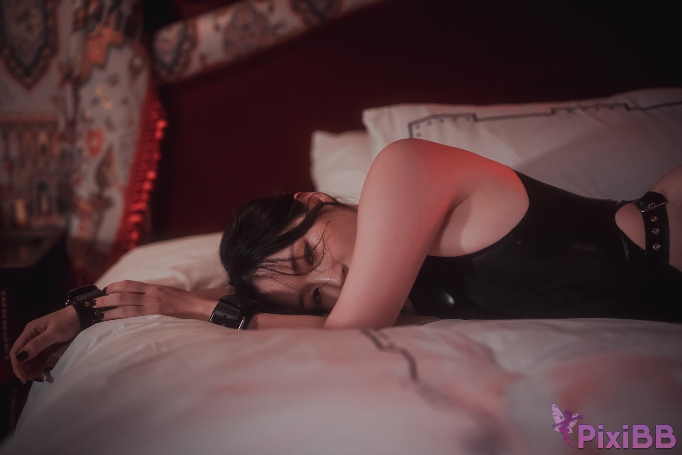 DJAWA Photo Pia Cling to Latex PixiBB.COM 080