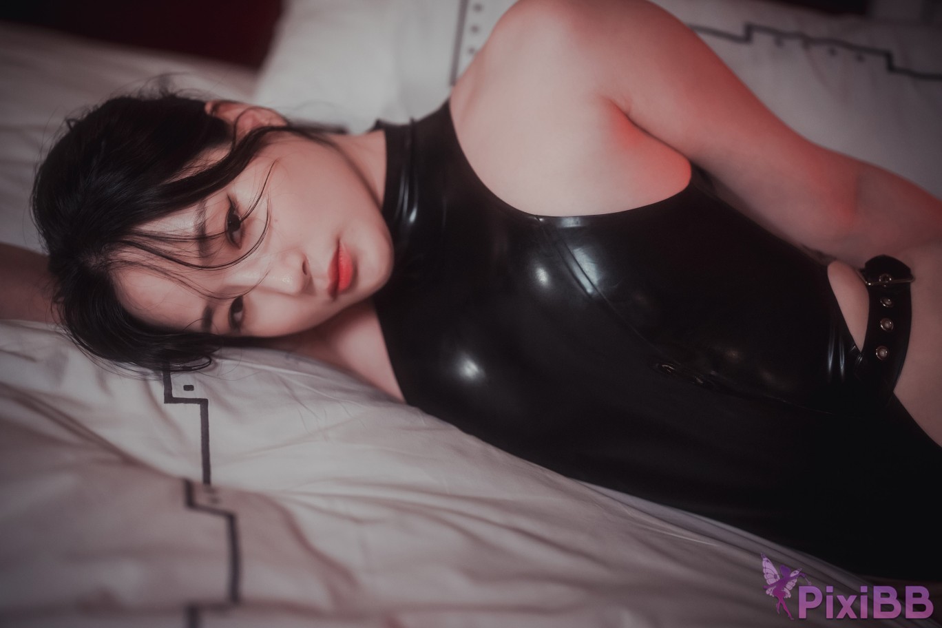 DJAWA Photo Pia Cling to Latex PixiBB.COM 082